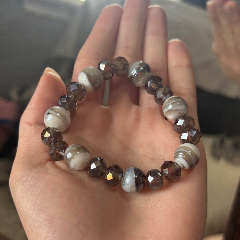 Elegant Beaded Bracelet in Gray and Silver